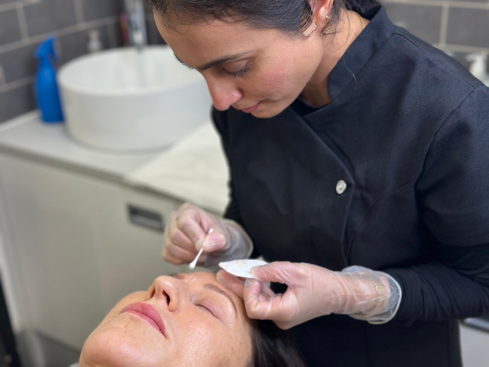 Eyebrow and Eyelash Tinting in Richmond Background